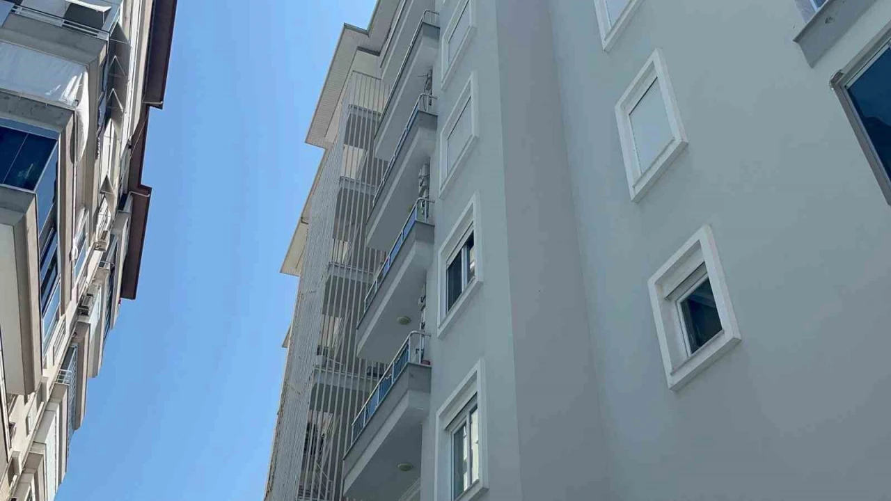 Alanyada klima takarken dengesini kaybeden kişi 6. kattan zemine düştü