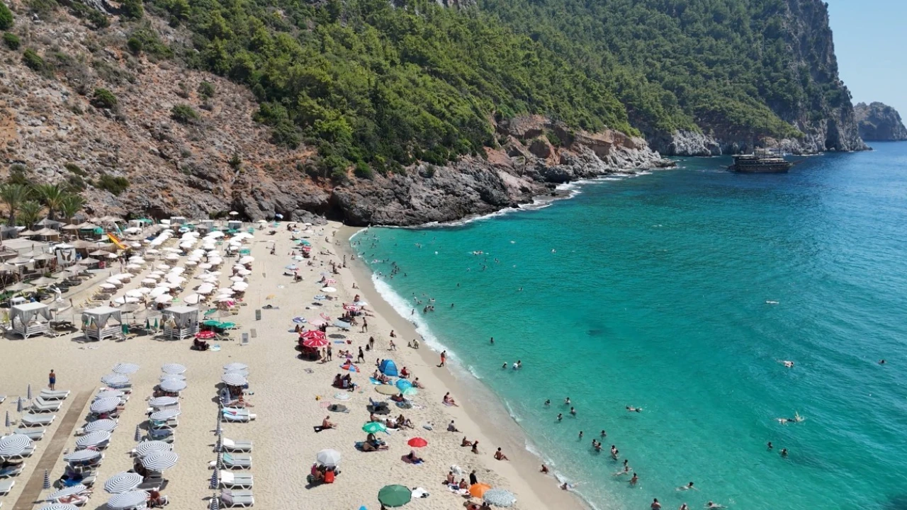 Alanyada sıcak hava sebebiyle yerli ve yabancı turistler plajları doldurdu