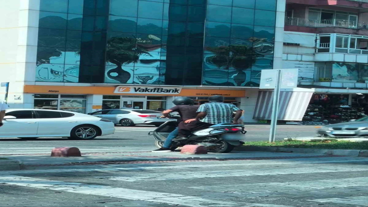 Alanyada yaya yolları ve kaldırım işgali yapan motosikletlere 136 bin TL ceza