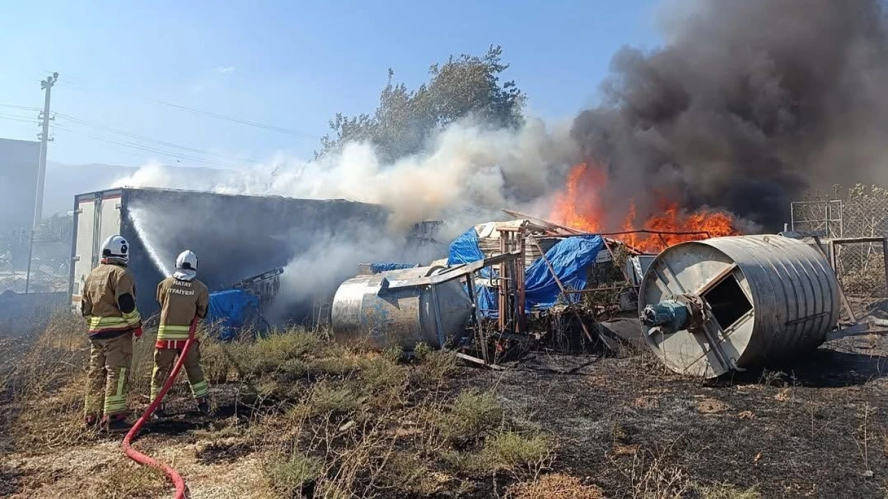 Antakyada malzeme sahasında çıkan yangın büyümeden söndürüldü
