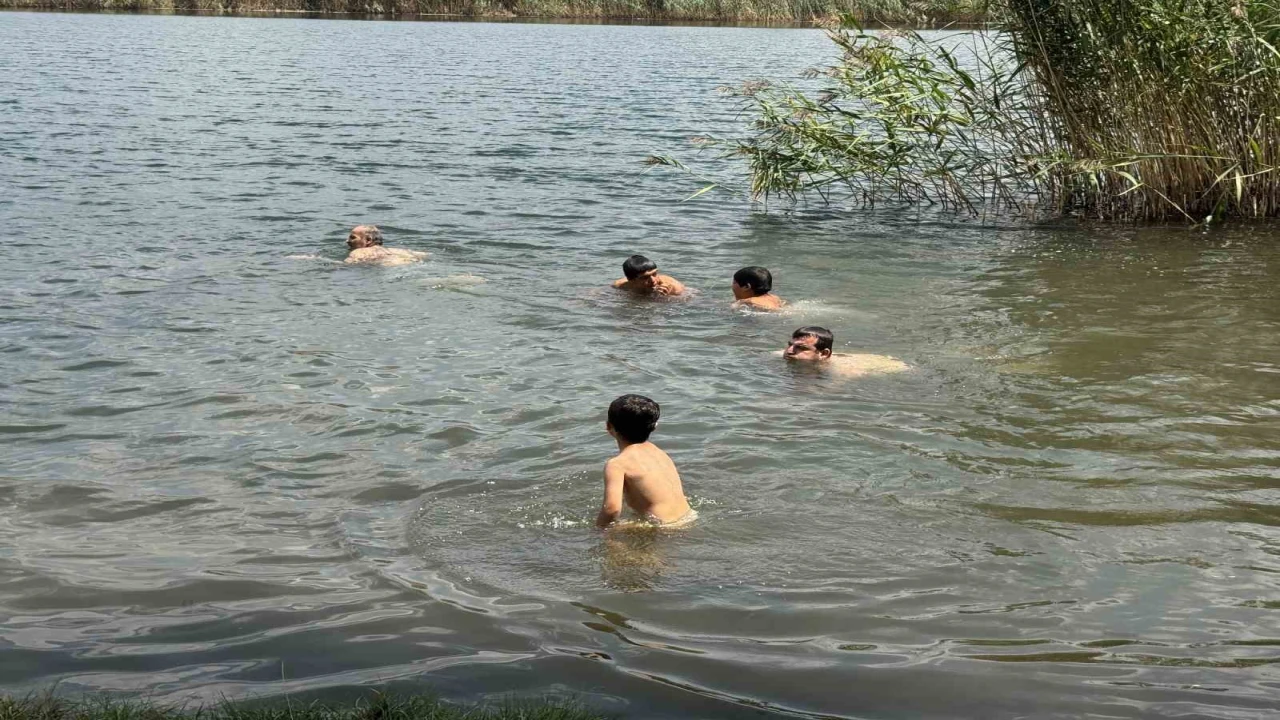 Antalya sıcağından kaçanlar, 1700 rakımlı turkuaz renkli Dipsiz Gölde serinliyor