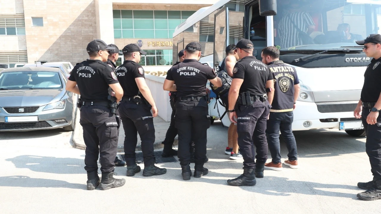 Antalyada aranan 125 şahıs eş zamanlı operasyonla yakalandı