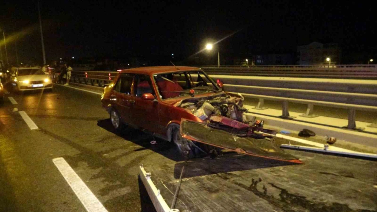 Antalyada aynı yerde iki ayrı kaza 2 kişinin yaralanmasına, trafiğin de 2 saat kapanmasına neden oldu