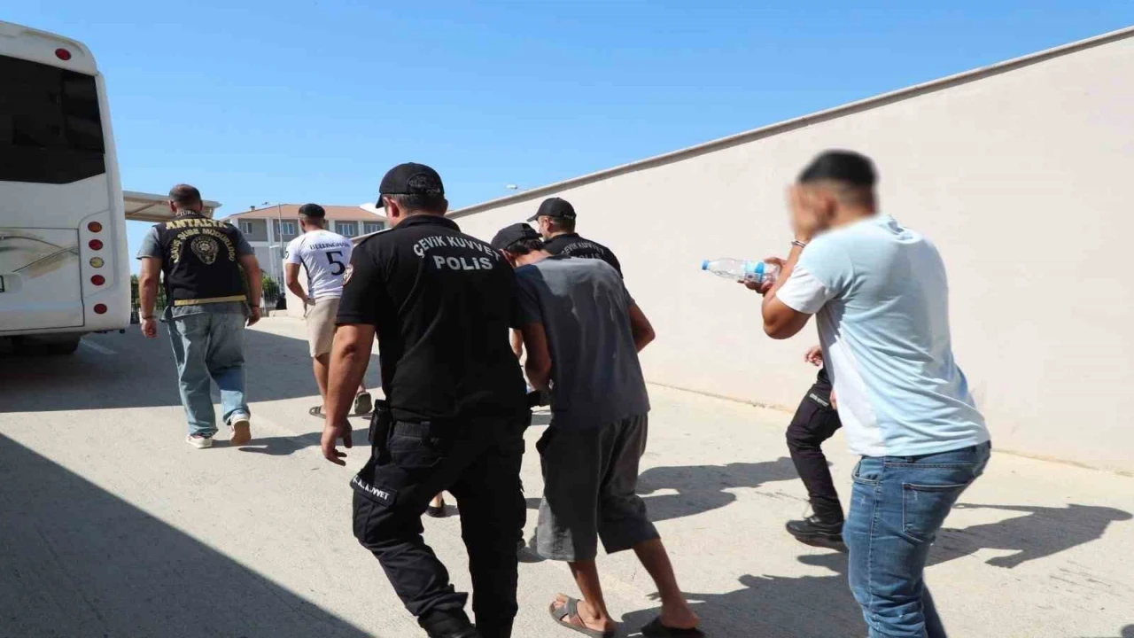 Antalyada eş zamanlı düzenlenen operasyonda 80 aranan şahıs yakalandı