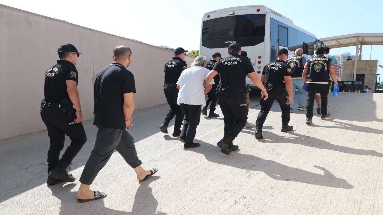 Antalyada eş zamanlı operasyonda 171 aranan şahıs yakalandı
