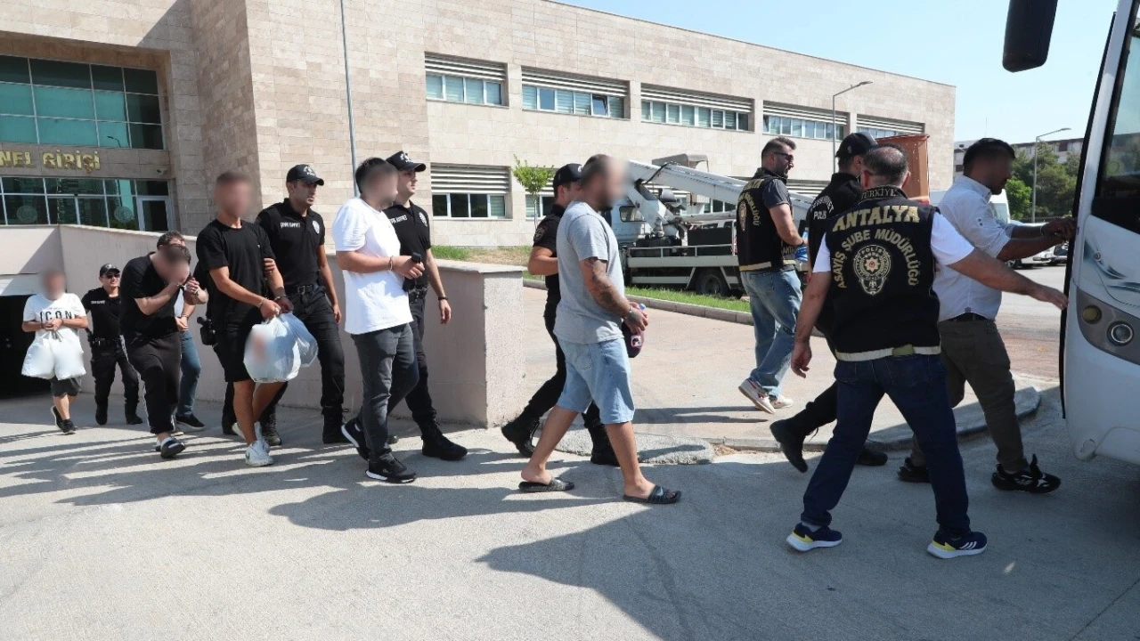 Antalyada eş zamanlı operasyonlarda 236 aranan şahıs yakalandı