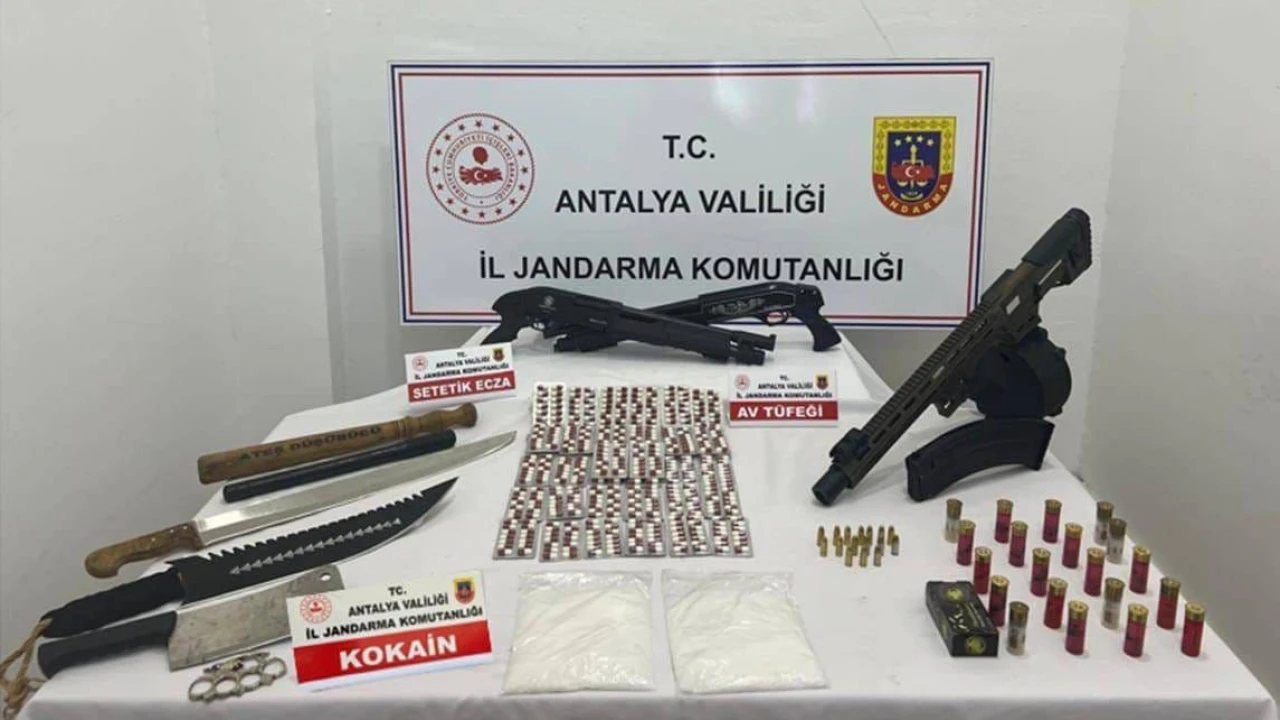 Antalyada jandarmadan uyuşturucu ve silah operasyonu