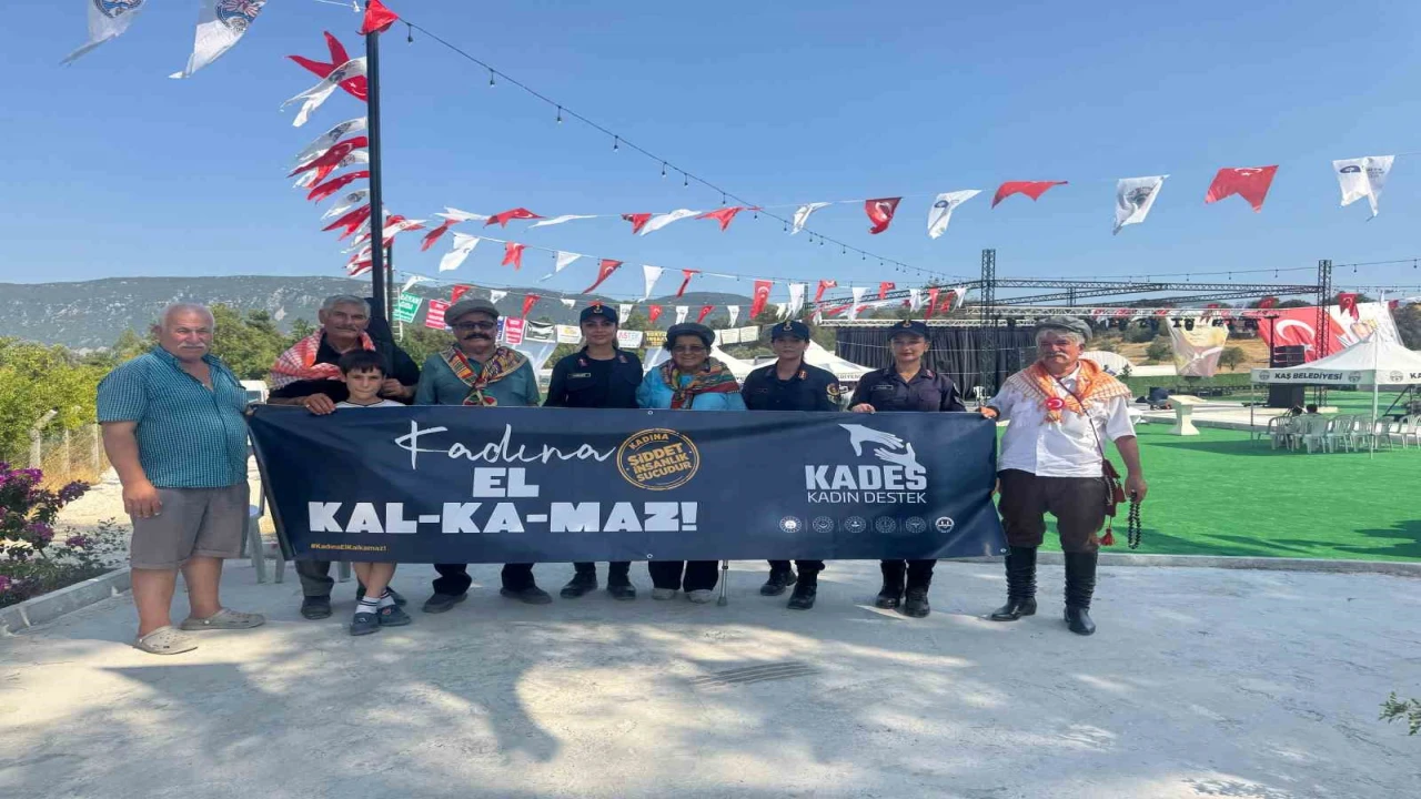 Antalyada KADES ve Kadına El Kalkamaz etkinliğiyle bin vatandaşa bilgilendirme yapıldı