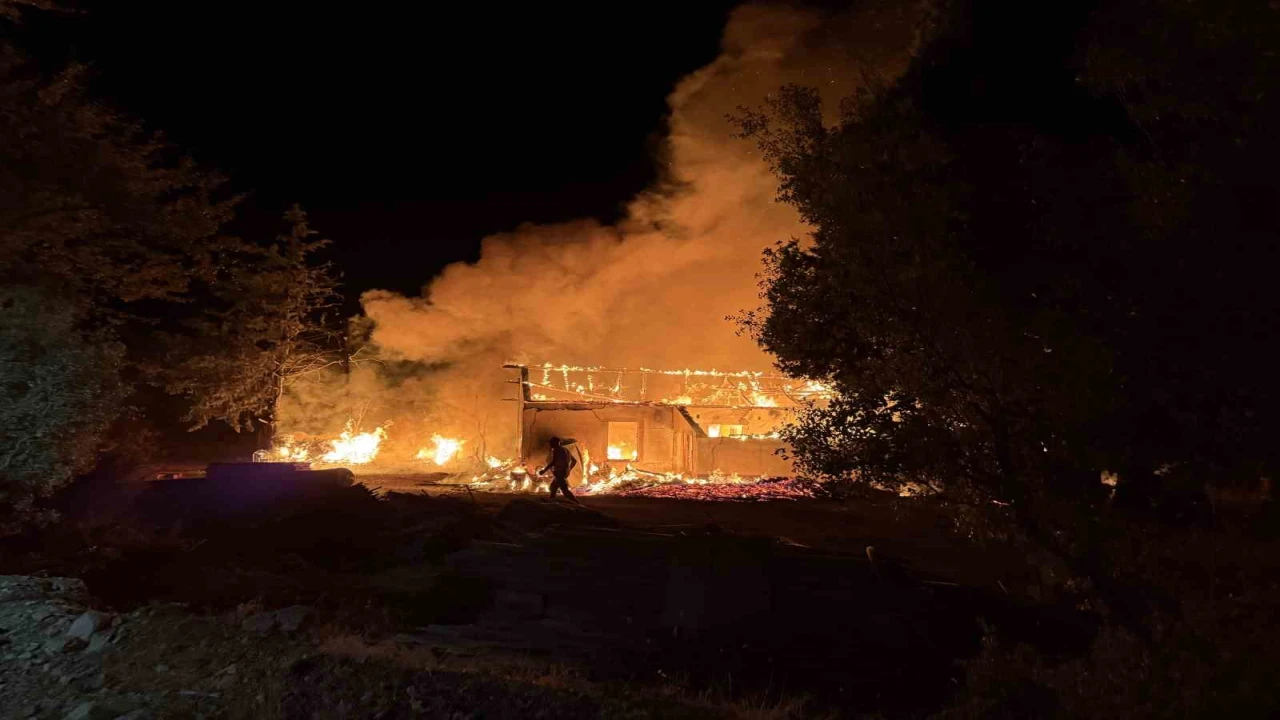 Antalyada kereste fabrikasının lojmanı alev alev yandı, büyük panik yaşandı