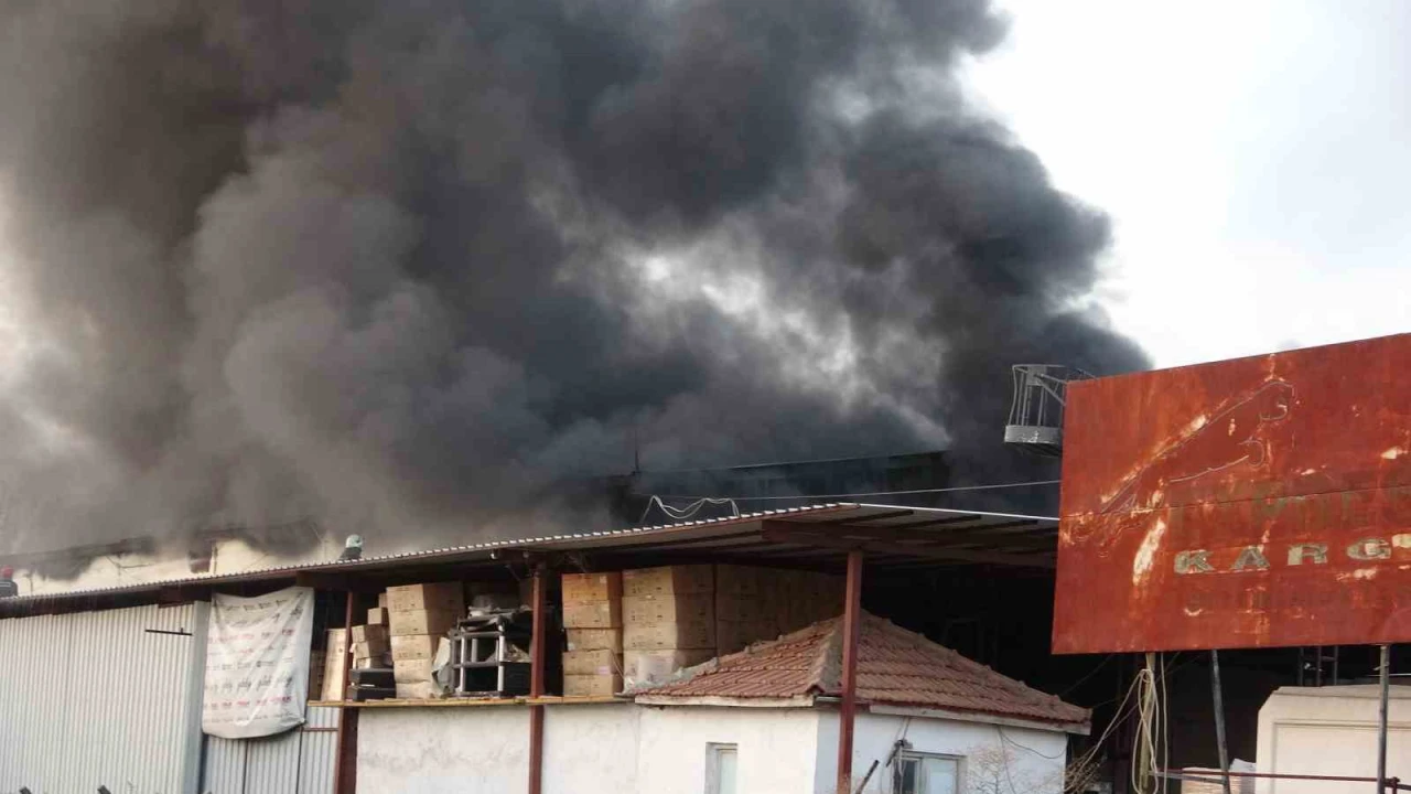 Antalyada otel ekipmanları deposu alev alev yandı, çalışanlar gözyaşlarını tutamadı