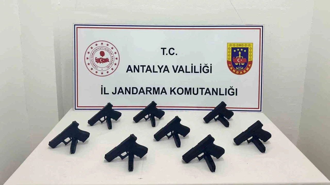 Antalyada otomobilden 8 ruhsatsız tabanca çıktı
