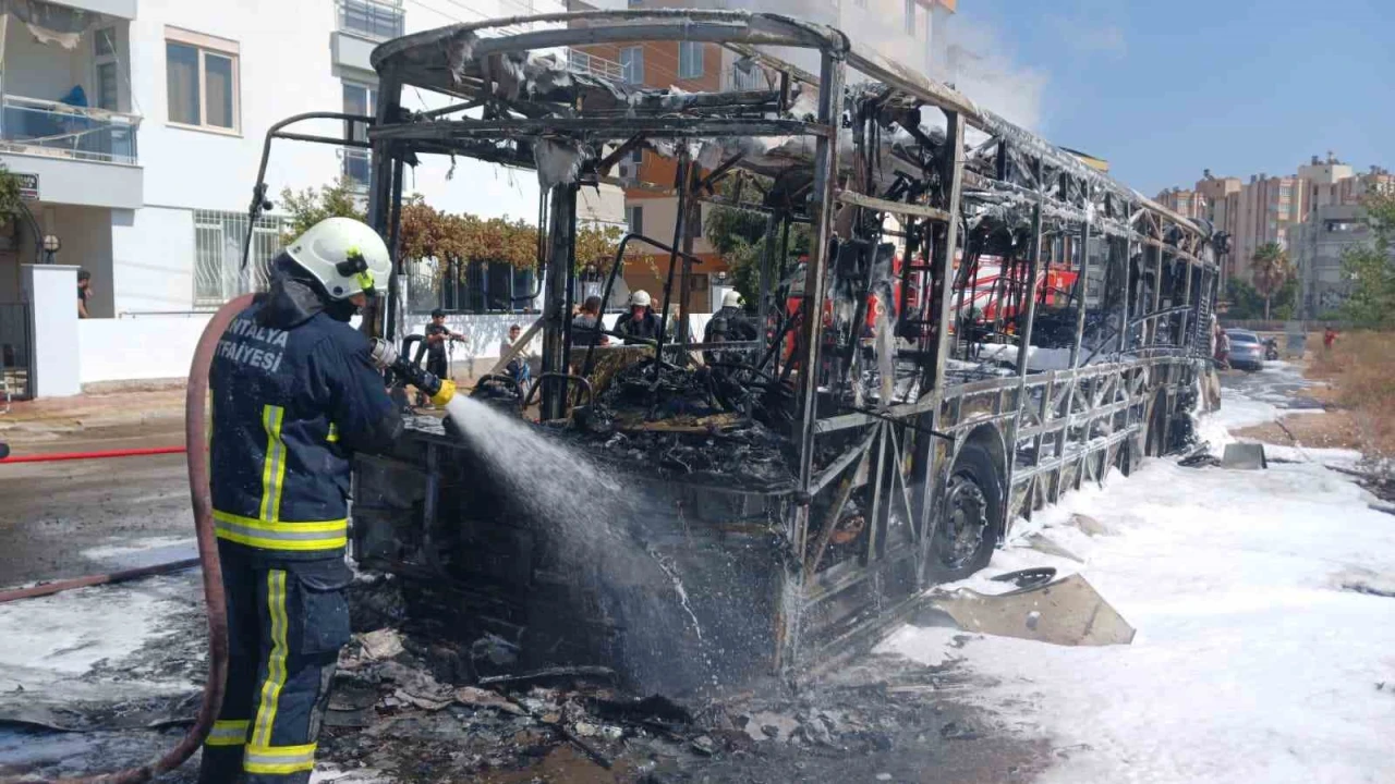 Antalyada özel halk otobüsü park halindeyken alev alev yandı