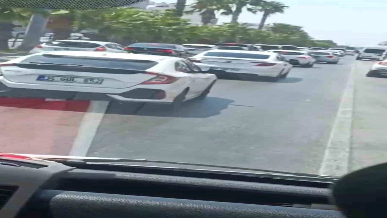 Antalyada trafikte sıkışan ambulans hastayı güçlükle hastaneye ulaştırdı