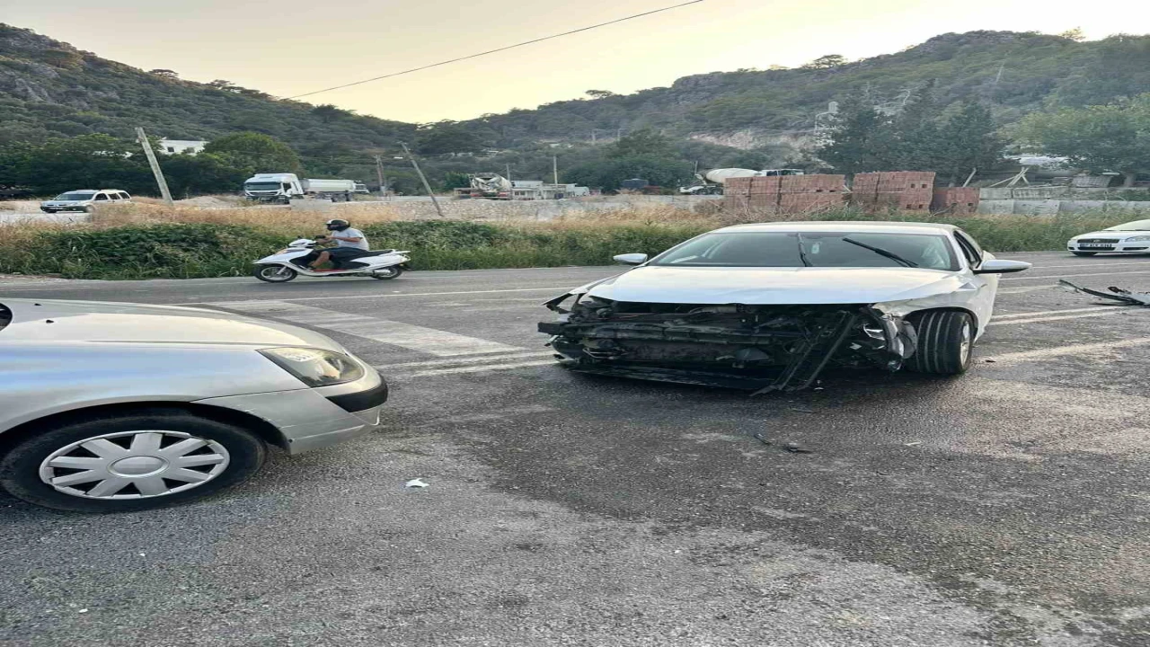 Antalyada üç aracın karıştığı kazada 7 kişi yaralandı