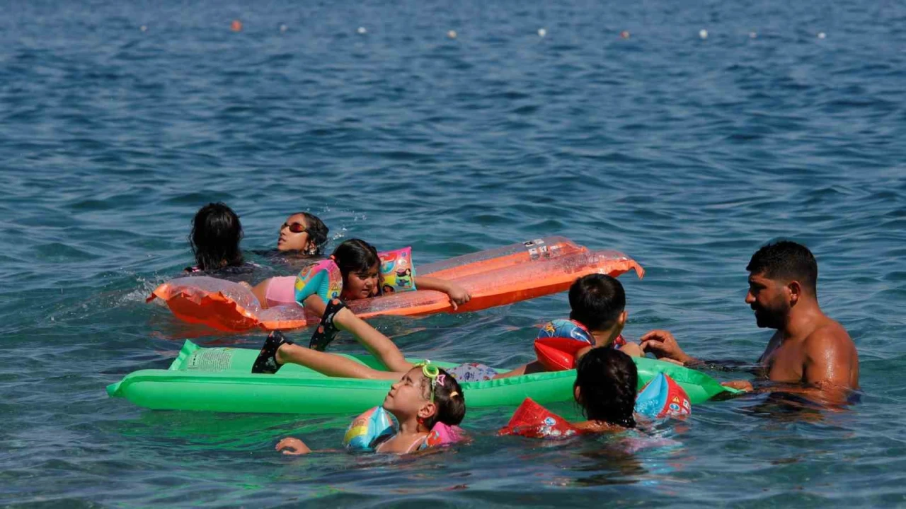 Antalyanın deniz suyu sıcaklığı 33 dereceyle İstanbul ve Ankaranın sıcak havasını geride bıraktı