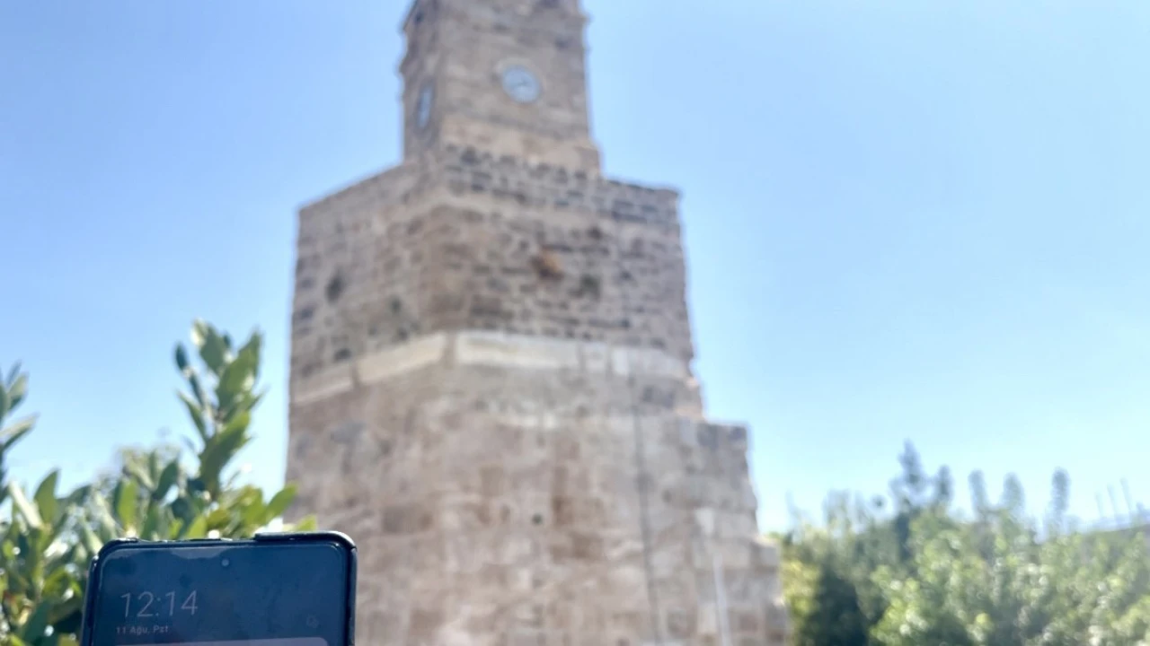 Antalyanın simgesi Saat Kulesinin saati aylardır doğru zamanı göstermiyor