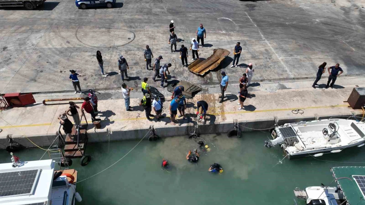 Balıkçı barınağında dip temizliği: 2 ton çöp çıkartıldı