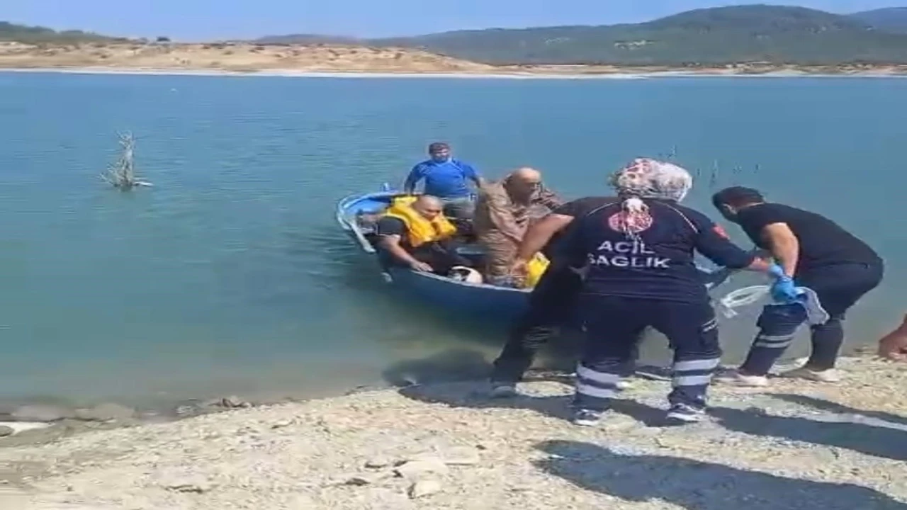 Barajdan su almaya çalışan eğitim uçuşu kalkamayarak düştü