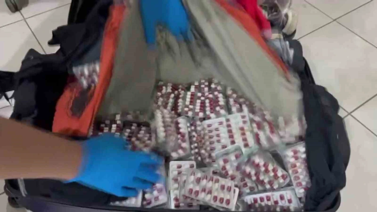 Bavulundan 5 bin 642 adet uyuşturucu hap çıktı: Yıllık içeceğim dedi