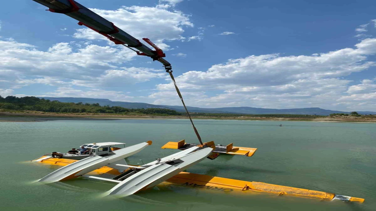 Burdurda kırıma uğrayan eğitim uçağı vinç yardımıyla çıkarıldı