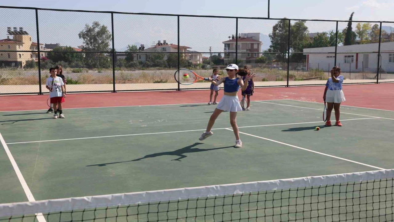 Büyükşehir Belediyesi Döşemealtında yeni tenis kursu açtı