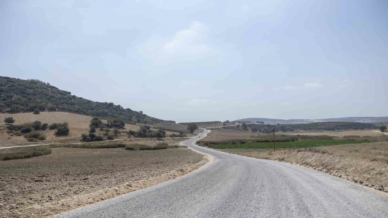 Büyükşehir, Tarsusta 5 mahalleyi bağlayan grup yolundaki çalışmasını tamamladı