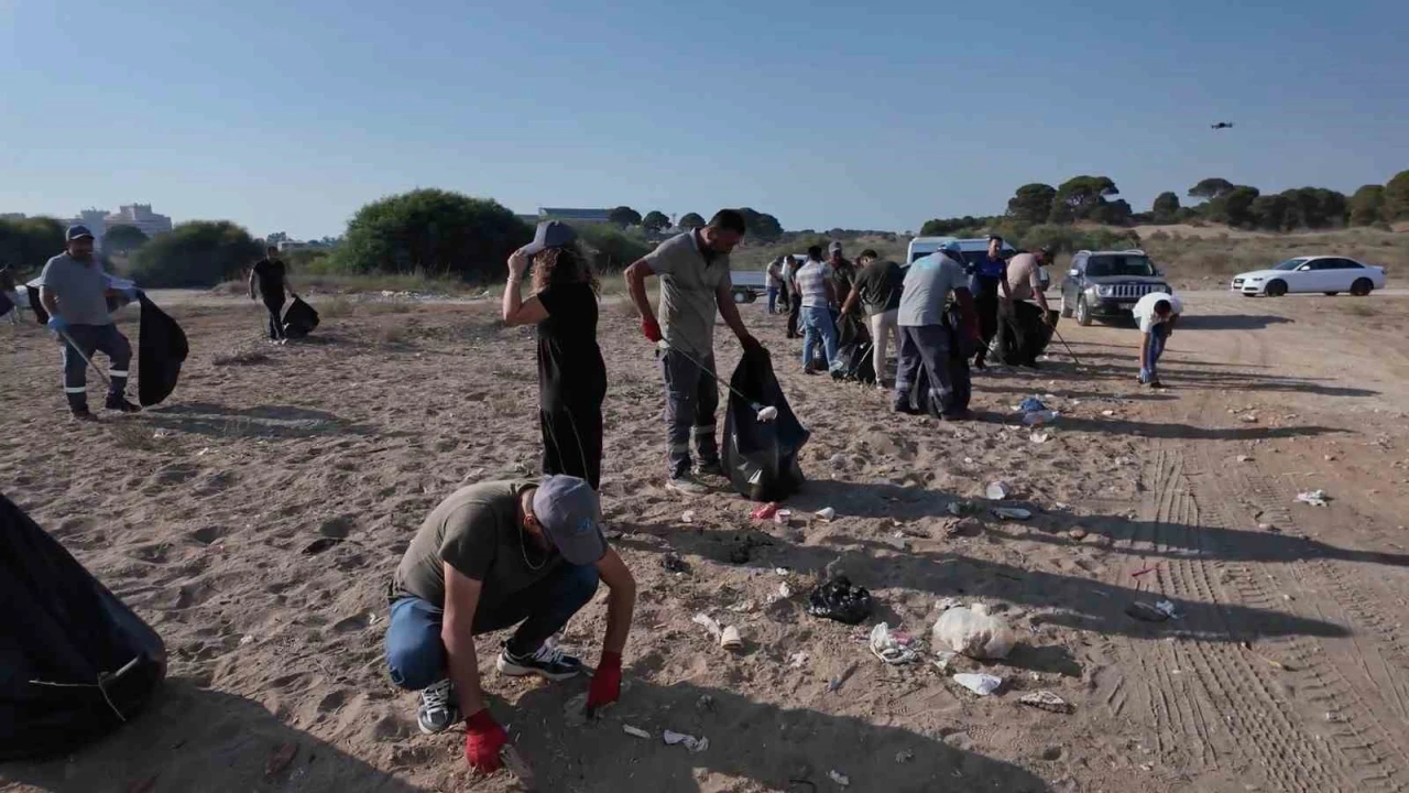 Çardaklar yıkılıp halka açılmıştı, çöpten geçilmeyen sahile temizlik operasyonu