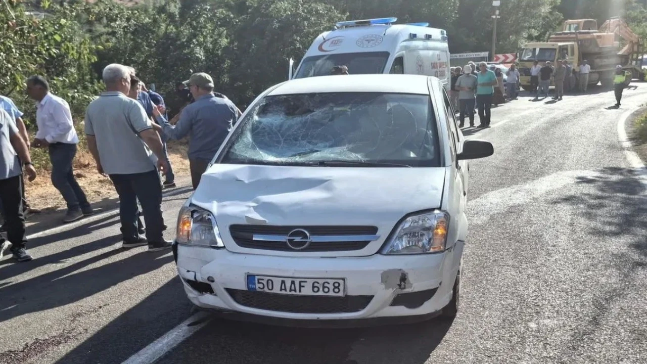 Cenazeye gidenlere otomobilin çarptığı kazada ölü sayısı 2ye yükseldi