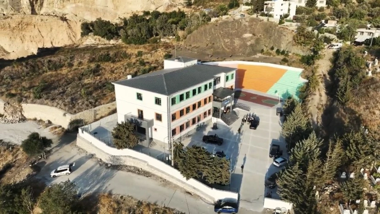 Defnede yapımı tamamlanan Dursunlu Gazi İlkokulu/Ortaokulu eğitim dönemine hazır