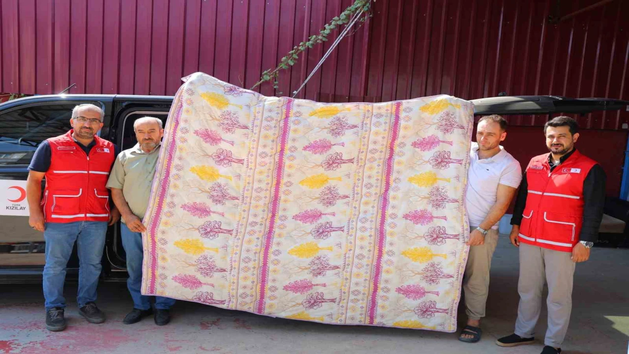 Deprem şehri Kahramanmaraşta esnaf, bin adet yorgan bağışı yaptı