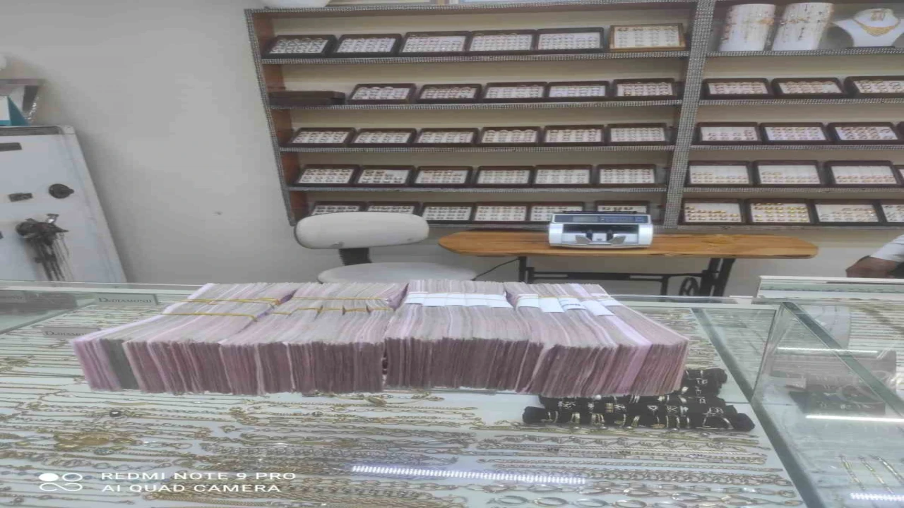 Dolandırıcılara 380 bin TL gönderecekken polis engelledi