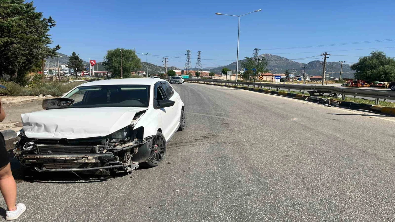 Eğirdirde virajı alamayan otomobil bariyerlere çarptı: 3 yaralı