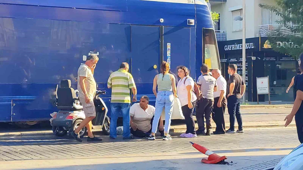 Engelli vatandaş akülü aracıyla tramvaya çarptı