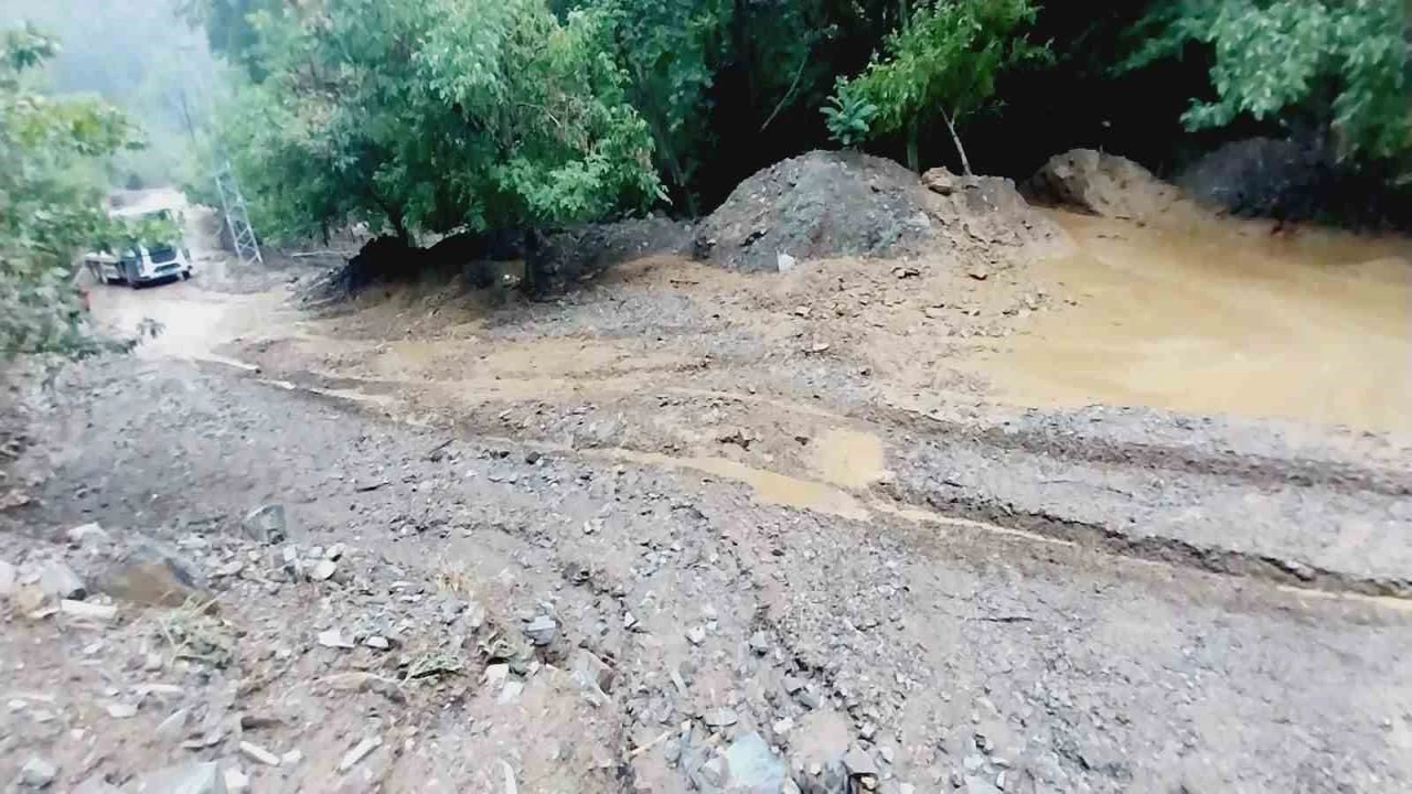 Fekede sağanak sonrası dereler taştı, yollar kapandı
