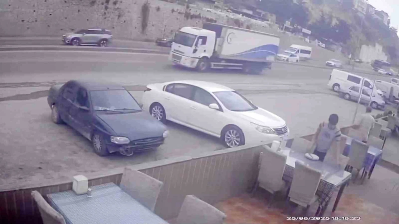 Freni arızalanan tırın daldığı iş yerinde müşteri olmaması faciayı önledi