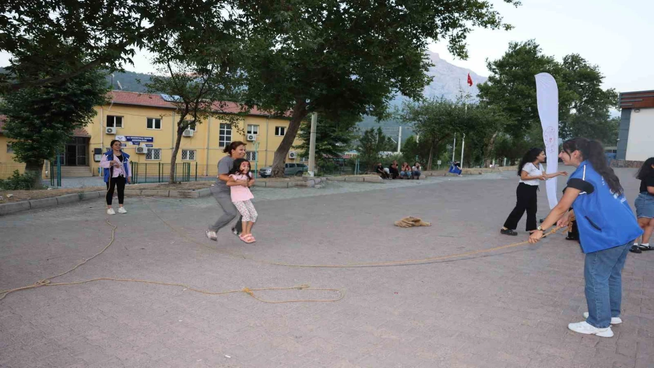 Gezen Sinema Tırı Pozantıda