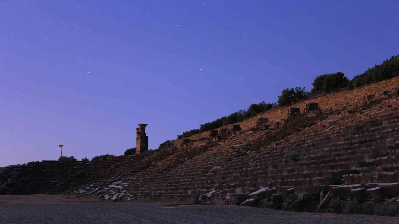 Gladyatörler şehri Kibyrada meteor yağmurunda görsel şölen yaşandı