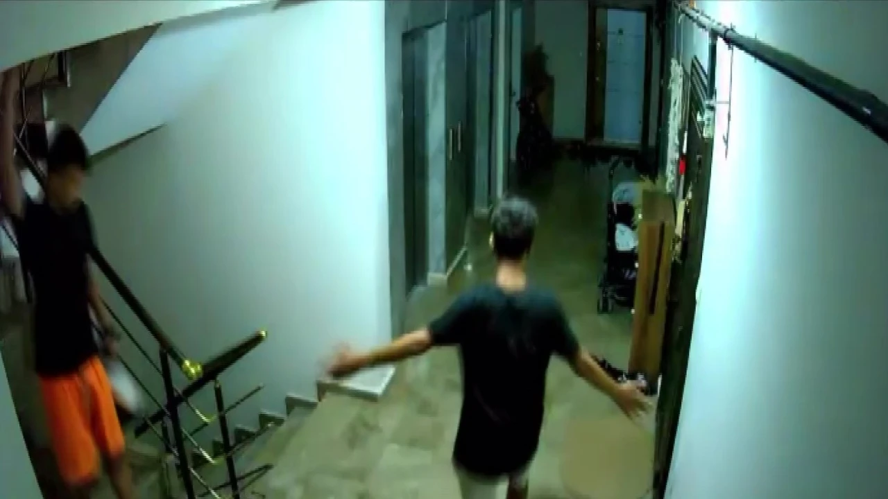 Göbek atarak ayakkabı çalan gençler kamerada