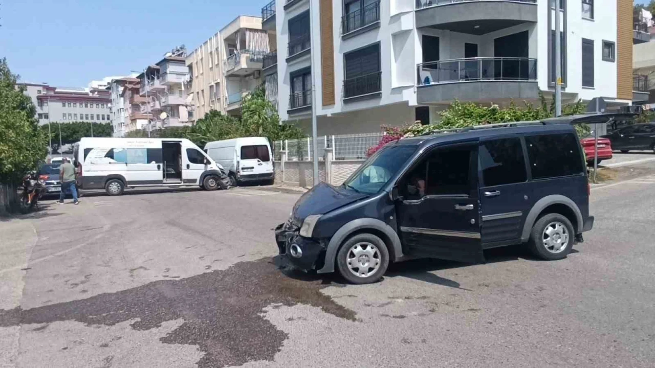 Hafif ticari araç servis minibüsüne çarptı: 4 yaralı
