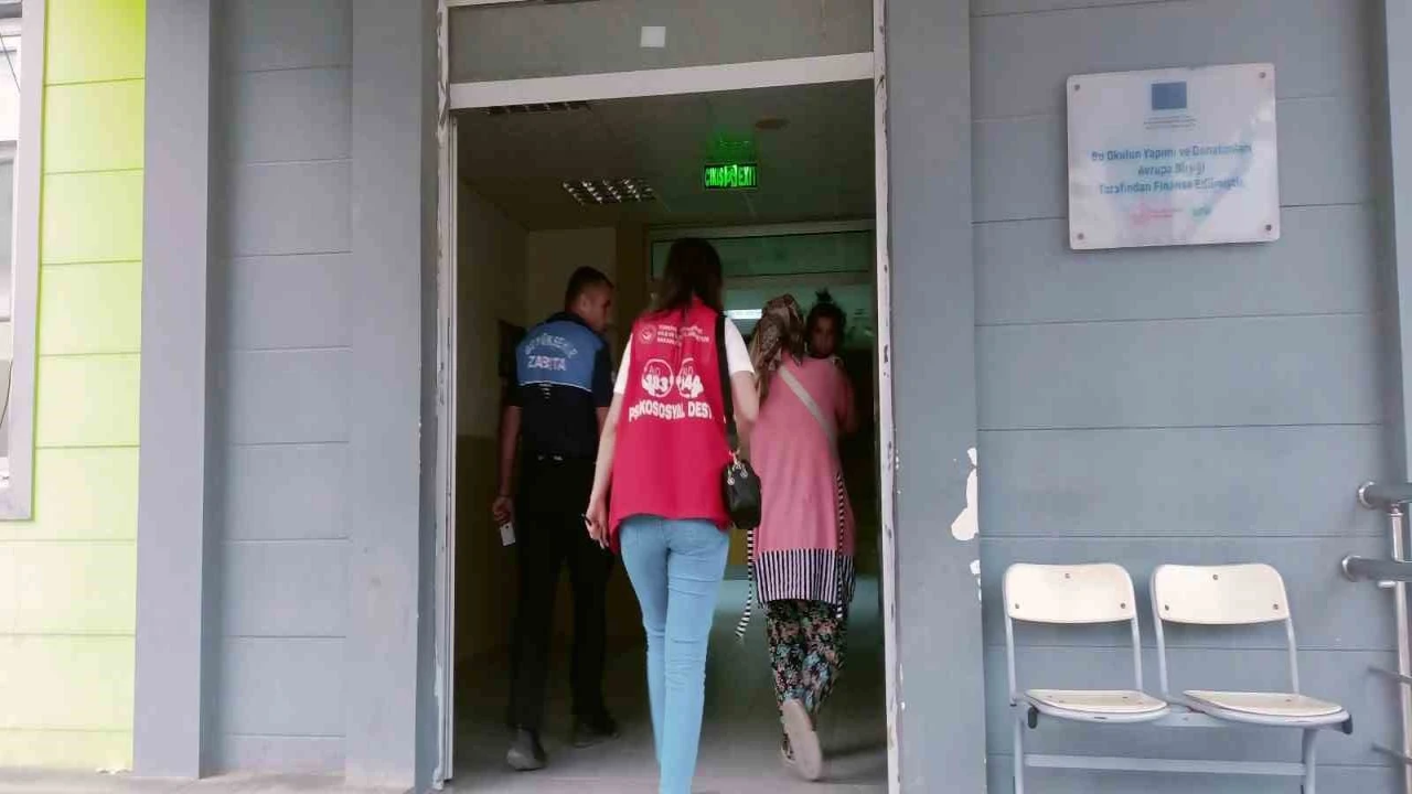 Hatayda evlatlarıyla duygu sömürüsü yapan dilenci kadınlar yakalandı