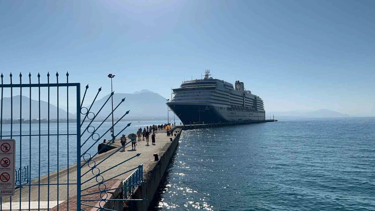 Hollanda bandıralı 2 bin 110 yolcu 784 mürettebatlı kruvaziyer gemisi Alanyaya ulaştı