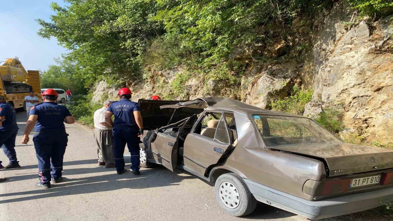 Hurdaya dönen otomobildeki 2 kişi yaralandı