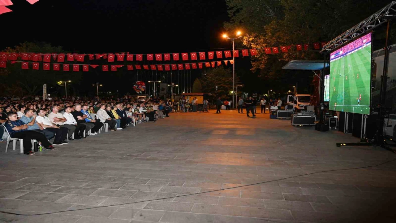 Isparta Belediyesi, Fenerbahçe maçı için dev ekran kurdu