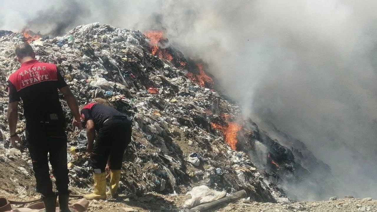 Ispartada çöplükte çıkan yangın ormana sıçramadan söndürüldü
