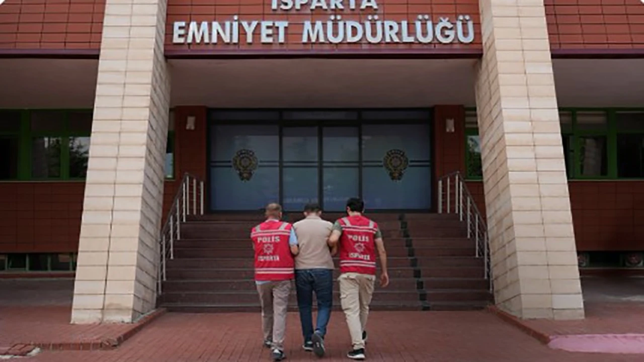 Ispartada hırsızlık suçundan aranan cezaevi firarisi yakalandı
