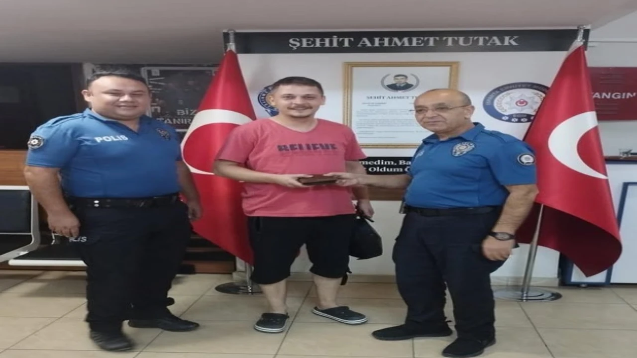 Ispartada içerisinde para bulunan cüzdan sahibine teslim edildi