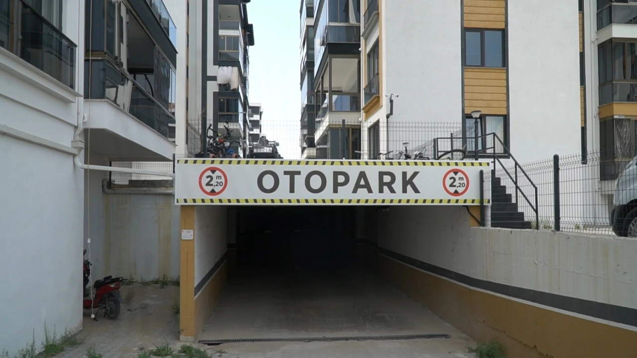 Ispartada sitenin otoparkındaki araçlara zarar veren kişi güvenlik kamerasında