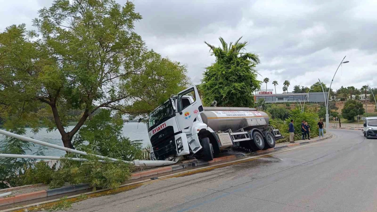 İtfaiyeye ait su tankeri kontrolden çıktı, önce ağaca sonra elektrik direğine çarptı