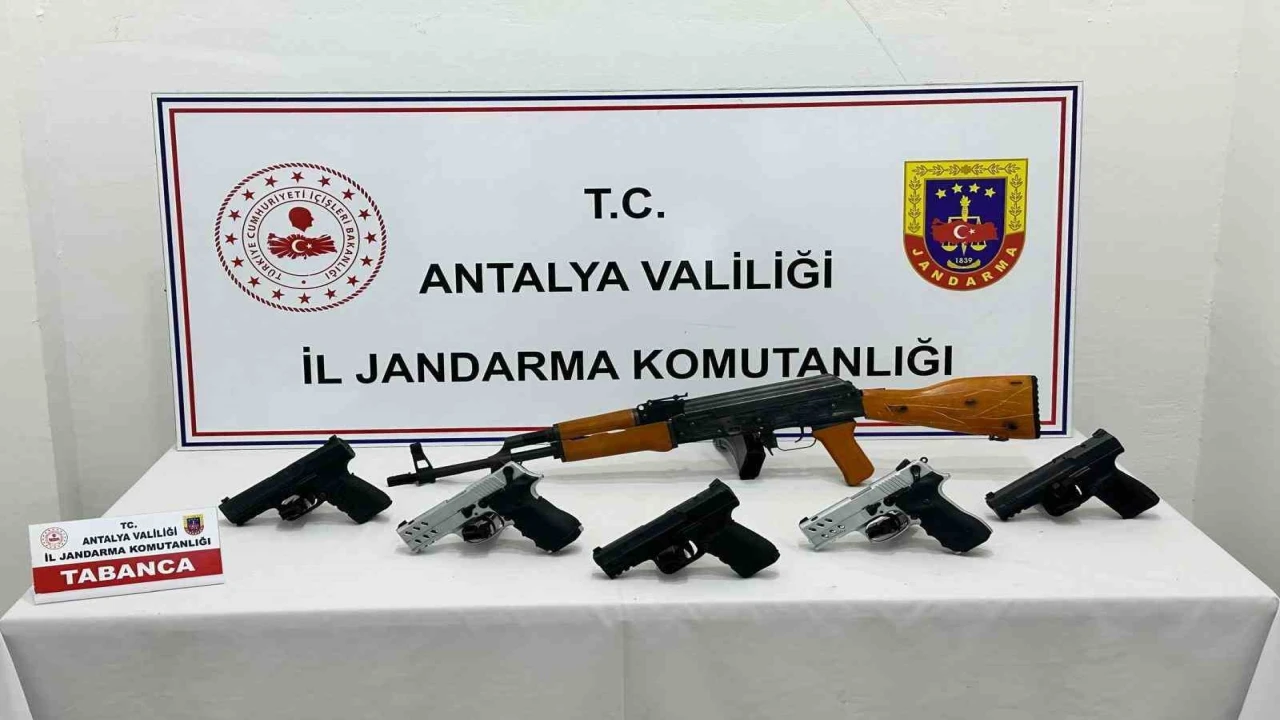 Jandarmadan ruhsatsız silah operasyonu: 5 tabanca ele geçirildi