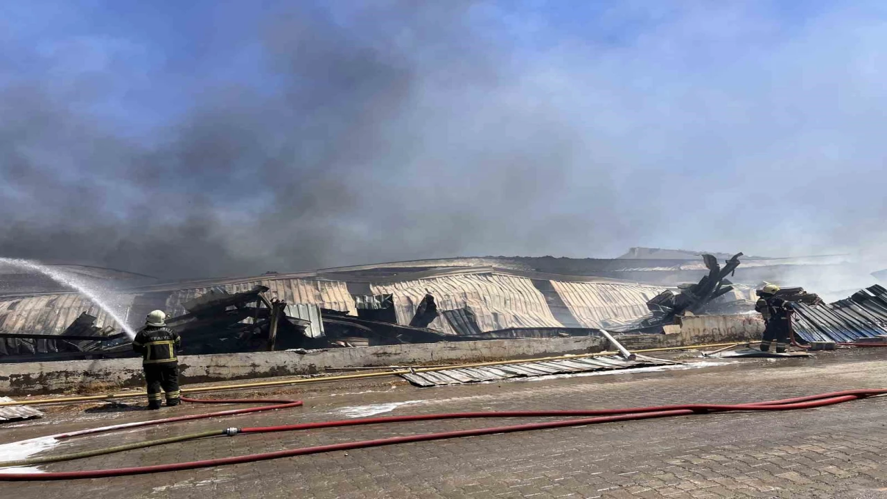 Kahramanmaraştaki kağıt fabrikası yangını kontrol altına alındı